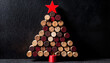 Weinkorken in Form eines Weihnachtsbaums auf dunklem Hintergrund