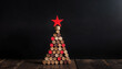 Weinkorken in Form eines Weihnachtsbaums auf dunklem Hintergrund