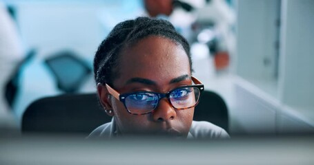 Fototapete - Science, research and black woman at computer reading results in pharmaceutical study in laboratory. Glasses, reflection or scientist checking website with medical innovation, technology or lab ideas