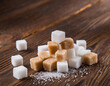 Gros plan de sucre blanc et brun