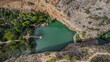 Luftaufnahme eines idyllischen blauen Sees mit Steg in der Schlucht von Chulilla, Spanien
