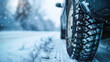 vue au ras du sol d'une roue de voiture avec pneu neige en hiver