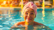 Una señora riendo y disfrutando de la piscina en un viaje de turismo en verano dentro del agua con gafas y mucho sol y colores.