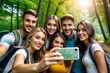 Gruppe von jungen Menschen machen ein Selfie