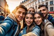 Gruppe von jungen Menschen machen ein Selfie