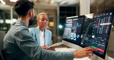 Aufkleber - Team, people and computer screen on stock market for trading with discussion on trends and reading data analysis at night. Business, professional broker and strategy with IPO chart and profit growth