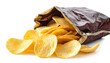 Kartoffelchips aus der Chipstüte isoliert auf weißen Hintergrund, Freisteller 