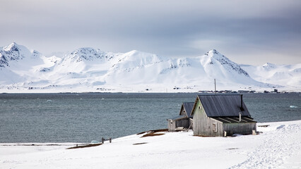 Wall Mural - abandoned miners cabins at camp mansfield, svalbard, and panoramic view of the kongsfjorden and surr
