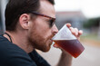 © Leonardo - Retrato de hombre bebiendo cerveza