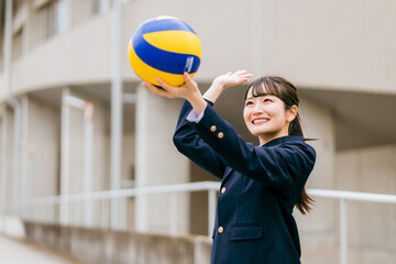 Wall Mural - バレーボールも持ってアタックする制服姿の中学生・高校生・女子高生（部活・バレー部・クラブ活動
