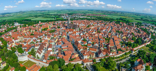 Nördlingen, die zentrale Stadt des Geopark Ries im Luftbild