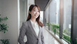 © tenpadasi - 朝のオフィス・オフィス街の笑顔の日本人女性会社員ポートレート　ビジネス・仕事・新入社員・若者　　