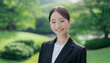 © tenpadasi - 朝のオフィス・オフィス街の公園笑顔の日本人女性会社員ポートレート　ビジネス・仕事・新入社員・若者