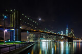 Fototapeta Miasta - View of night scene of the Brooklyn bridge and Manhattan Skyline at Night