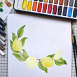 Ilustración de media corona de limones en acuarela en espacio de trabajo con elementos de arte, pinceles, acuarelas, papel. Se puede usar como fondo para escribir un texto en el centro.