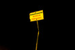 Znak NIEBEZPIECZEŃSTWO, NIE WOLNO PRZECHODZIĆ .Tablica ostrzegawcza w nocy. Znak ostrzegawczy oświetlony lampą elektryczną, umieszczony na krawędzi dużego dołu - wyrobiska kamieniołomu.
