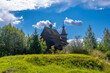 die Holzkirche in Nikolskoje im Gebiet Leningrad bei Sankt Petersburg in einer schönen russischen Landschaft