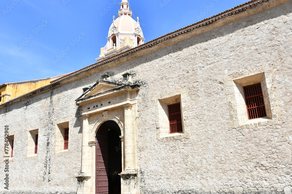 Entrada lateral de la Catedral de Santa Catalina de Alejandría
