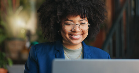 Fototapete - Remote work cafe, laptop and thinking business woman with online feedback smile, review or proposal plan success. Freelance, planning and female journalist online at a restaurant for article, analysi