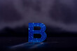 letra B em azul e glitter