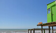 Torre salvavidas verde en una playa en la costa atlántica un día de verano con el cielo azul.