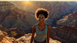 Bellissima donna di origini afro-americane sorride felice durante un trekking in vacanza nel Parco nazionale del Grand Canyon in Arizona