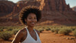 Bellissima donna di origini afro-americane sorride felice durante una vacanza nella Monument Valley negli Stati Uniti d'America