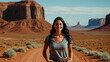 Bellissima donna con capelli lunghi neri sorride felice durante una vacanza nella Monument Valley negli Stati Uniti d'America