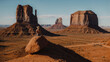 Bellissima donna ammira il panorama seduta su una roccia in vacanza nella Monument Valley negli Stati Uniti d'America