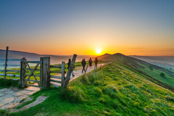 Canvas Print - The Great Ridge at sunrise. Mam Tor hill in Peak District. United Kingdom 