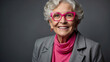  Lebensfrohes Porträt einer älteren Dame mit pinker Brille und strahlendem Lächeln