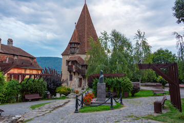 Canvas Print - Sunset view of the Cizmarilor tower in Sighisoara, Romania