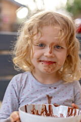 Wall Mural - Children, kids, siblings, eating chocolate ice cream spring time