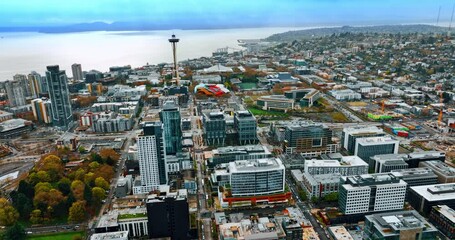 Canvas Print - Scenery of Seattle, Washington, United States with the Space Needle tower at the backdrop of waterscape. View of the city from air.