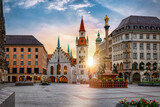 Fototapeta Londyn - The old town of Munich, Germany, with Town Hall at the Marienplatz Square during a sunrise without people