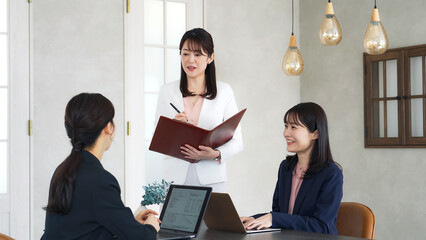 Aufkleber - カジュアルなオフィスで会議する三人のビジネスウーマン
