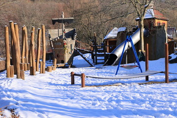 Poster - Kinderspielpklatz im Winter am Seilersee in Iselohn