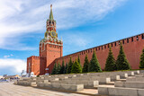Fototapeta Londyn - Spasskaya tower of Moscow Kremlin on Red square, Russia