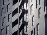 Fototapeta Tęcza - Okna i balkony w szarej fasadzie