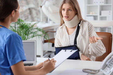 Canvas Print - Injured young woman after accident visiting doctor in clinic