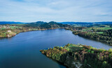 Fototapeta  - Jezioro w górach, panorama z lotu ptaka wiosną, Jezioro Czorsztyńskie w Pieninach. Polska