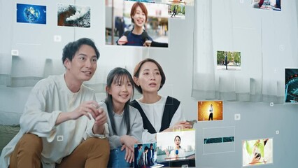 Poster - 映像コンテンツを見る家族