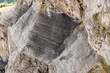 Strates de marnes et de calcaires dans la paroi d'une falaise montrant l'alternance des couches. Faciès marno-calcaire du Barrémien