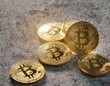 Bitcoin Münzen auf grauem Boden glänzen. Goldene Bitcoins liegen auf Platte - Gold und Bitcoins im Gleichschritt - acht