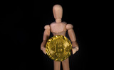 Fototapeta Storczyk - Kryptowaluta Bitcoin, ludzik trzymający złoty Bitcoin 