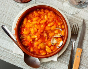 Wall Mural - Appetizing clam and bean stew served in a plate