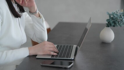 Aufkleber - A woman thinking while looking at a laptop.