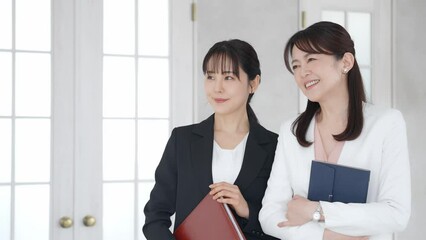 Aufkleber - オフィスに笑顔で立つ二人のビジネスウーマン