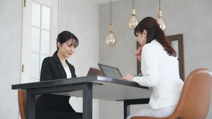 Aufkleber - カジュアルなオフィスで会議する二人のビジネスウーマン
