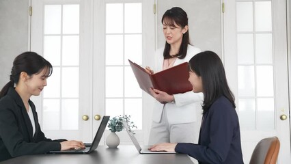 Poster - カジュアルなオフィスで会議する三人のビジネスウーマン
